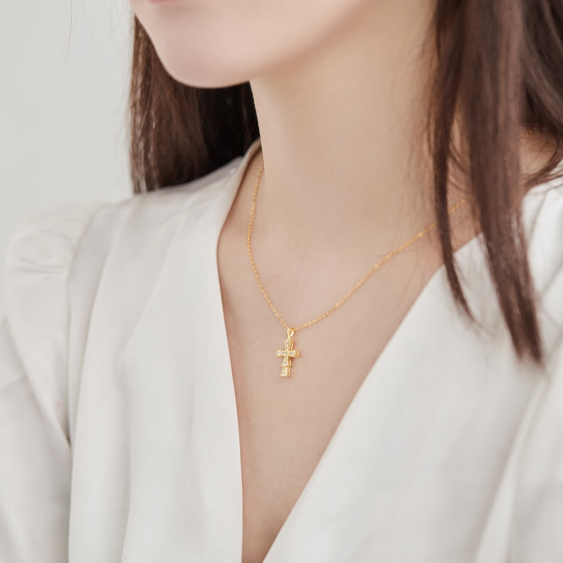 Silberne Halskette mit Kreuzanhänger als Symbol der persönlichen Überzeugungen - Arabisco